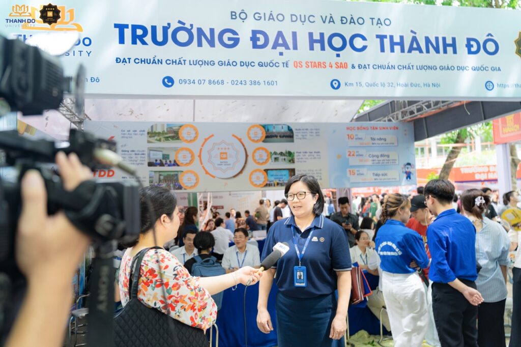 TS. Nguyễn Thúy Vân trực tiếp tham gia tư vấn, giải đáp và định hướng lựa chọn ngành học cho học sinh, phụ huynh.
