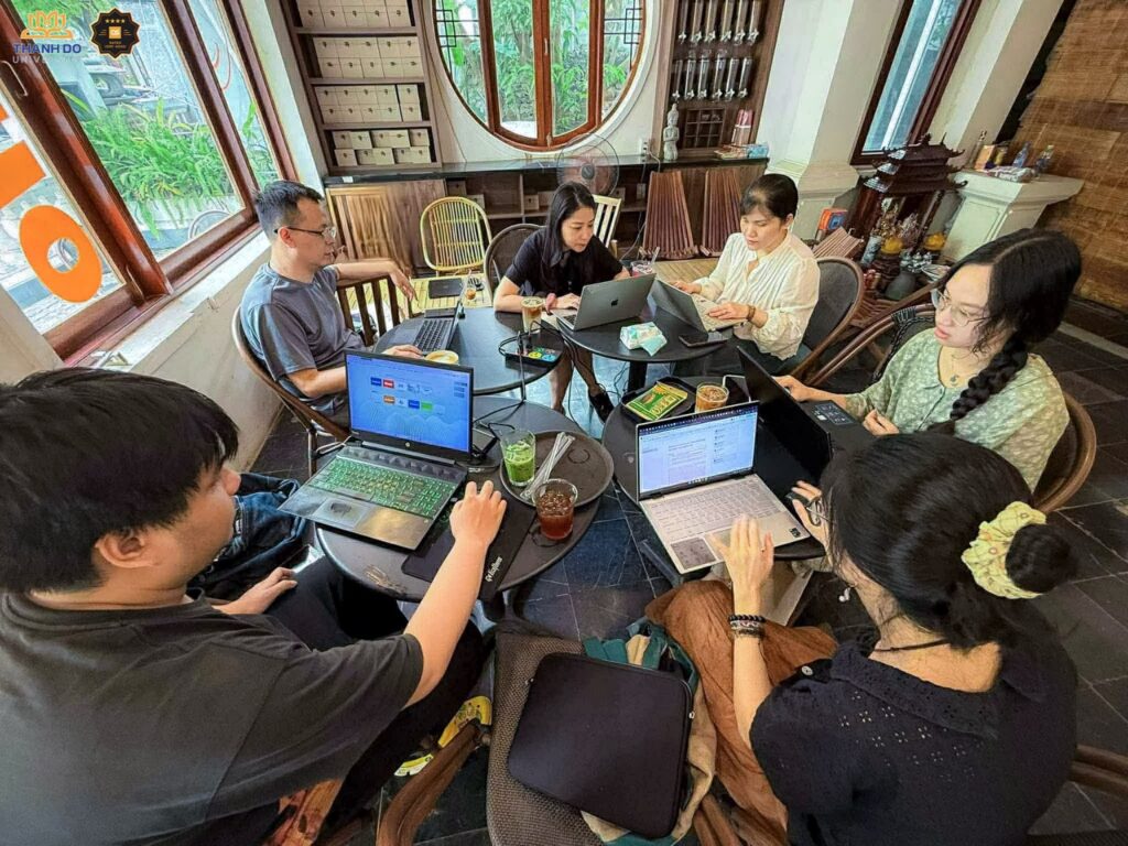 TS. Phạm Hiệp thực hành phương pháp micro researching với các thành viên nhóm nghiên cứu tại Viện REK