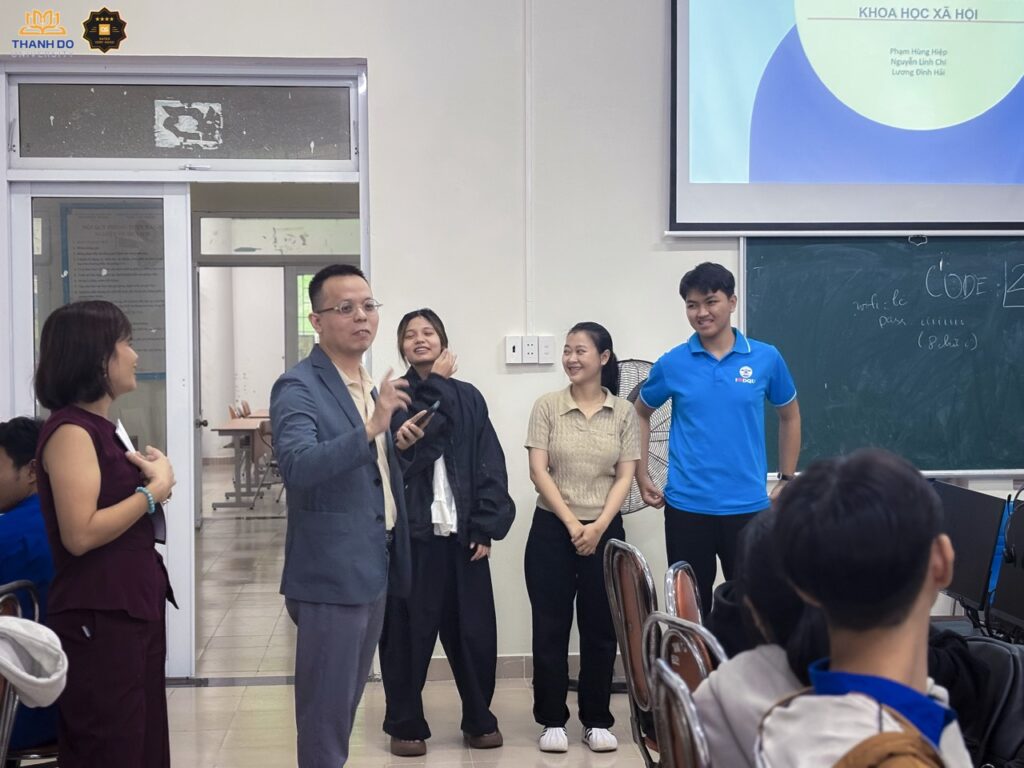 Ảnh: TS. Phạm Hiệp chia sẻ phương pháp micro-researching với sinh viên trường Đại học Quảng Nam