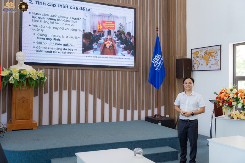 Học viên trình bày kết quả nghiên cứu trước Hội đồng bảo vệ đề án tốt nghiệp.