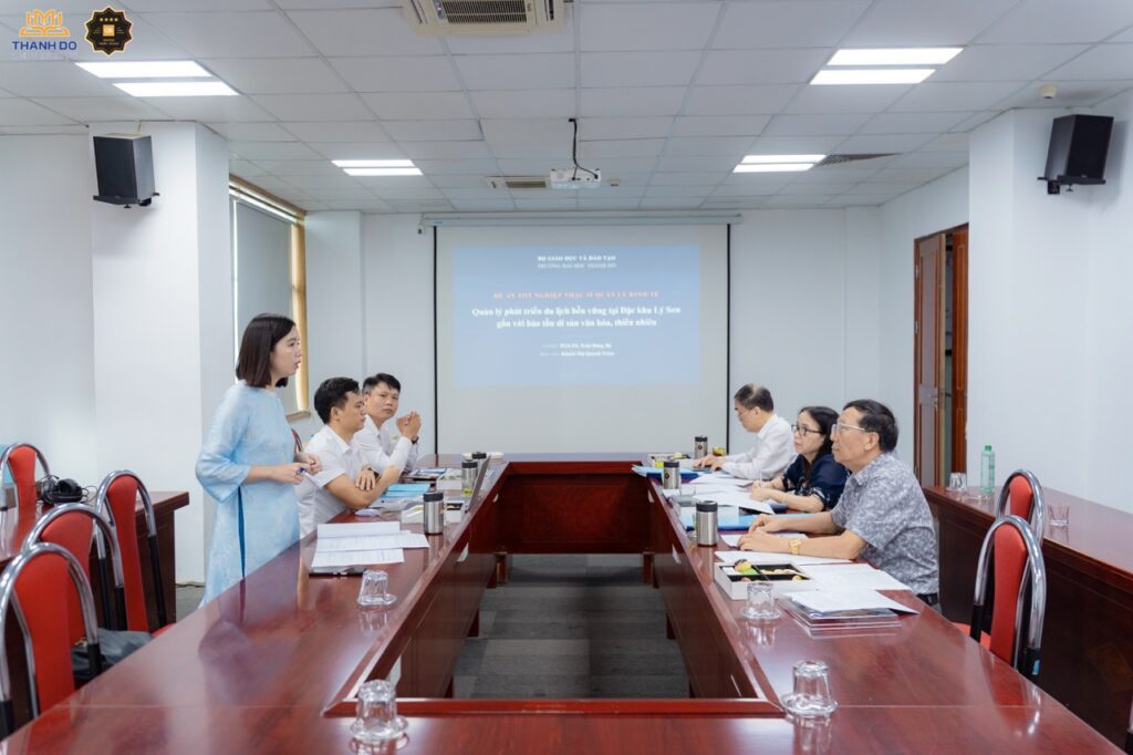Hội đồng chuyên môn trao đổi, phản biện và đánh giá các đề án tốt nghiệp của học viên.