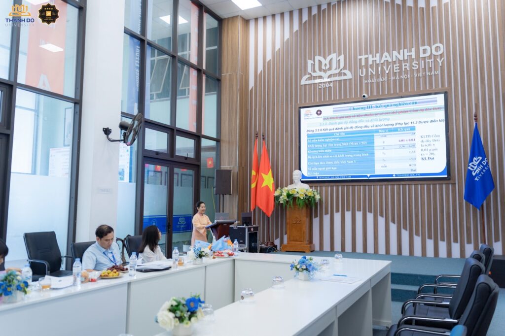 Học viên trình bày kết quả nghiên cứu về dược liệu và hoạt chất sinh học, hướng tới những giá trị ứng dụng trong lĩnh vực Dược và chăm sóc sức khỏe.