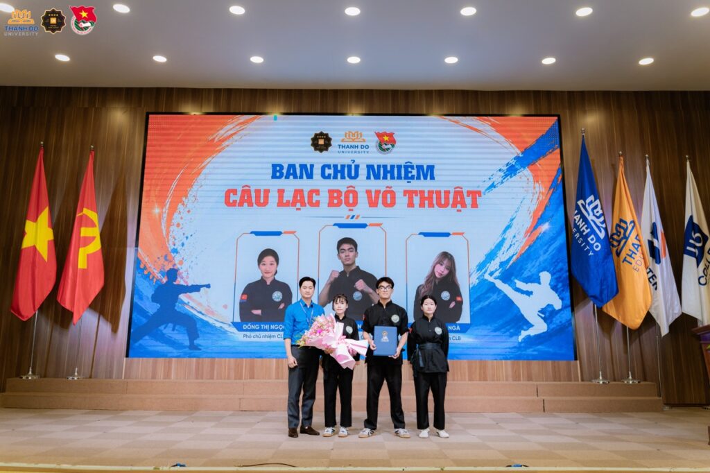 Ban Chủ nhiệm CLB Võ thuật Trường Đại học Thành Đô ra mắt, sẵn sàng dẫn dắt các hoạt động của CLB.