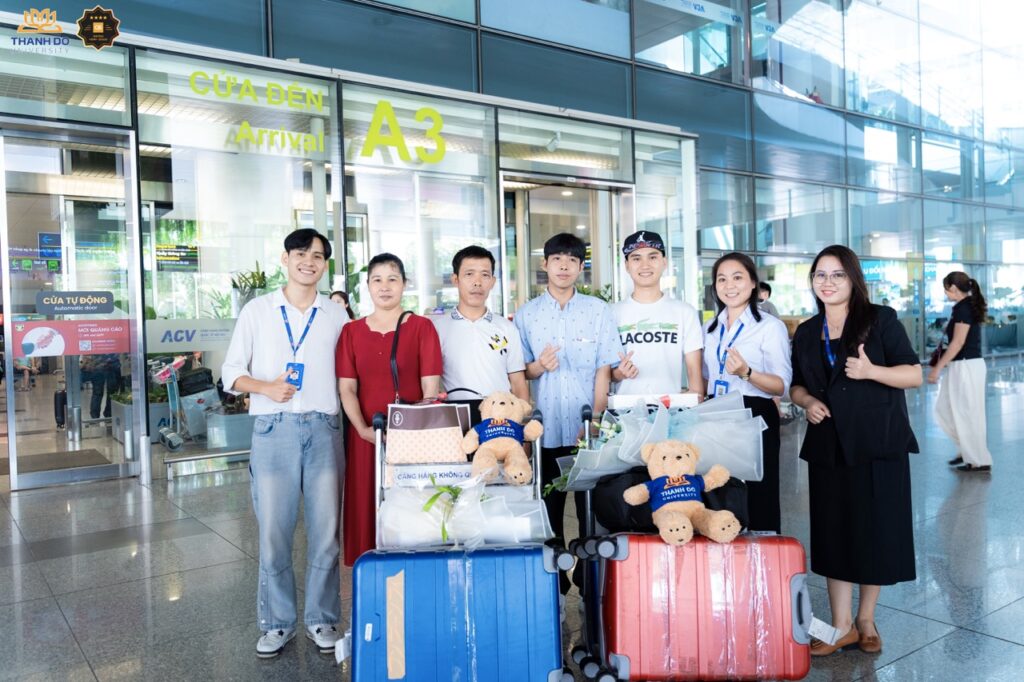Gia đình, Thầy Cô đón Huy và Ngọc tại sân bay.