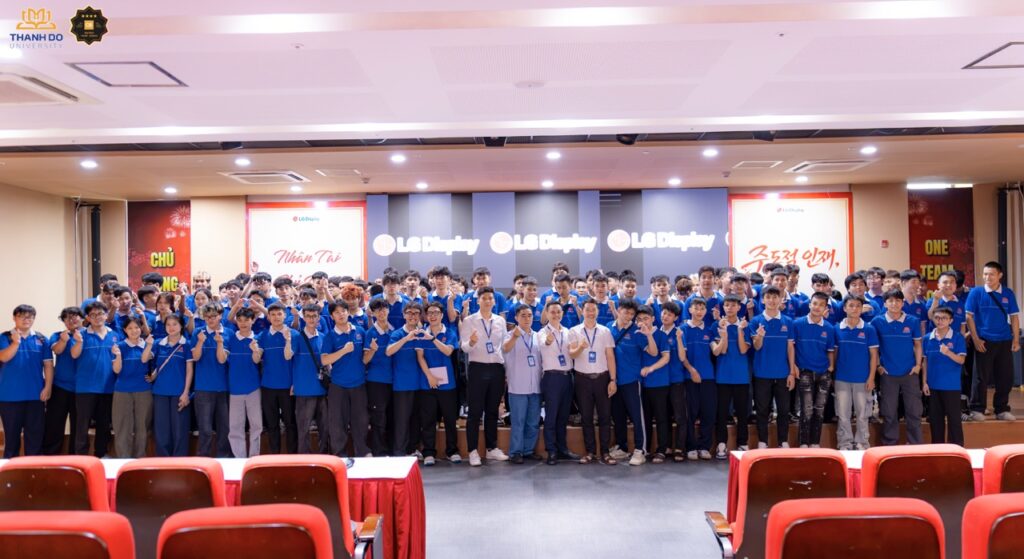 Không gian học tập được mở rộng từ giảng đường tới doanh nghiệp, giúp sinh viên từng bước hoàn thiện năng lực nghề nghiệp trong quá trình đào tạo.