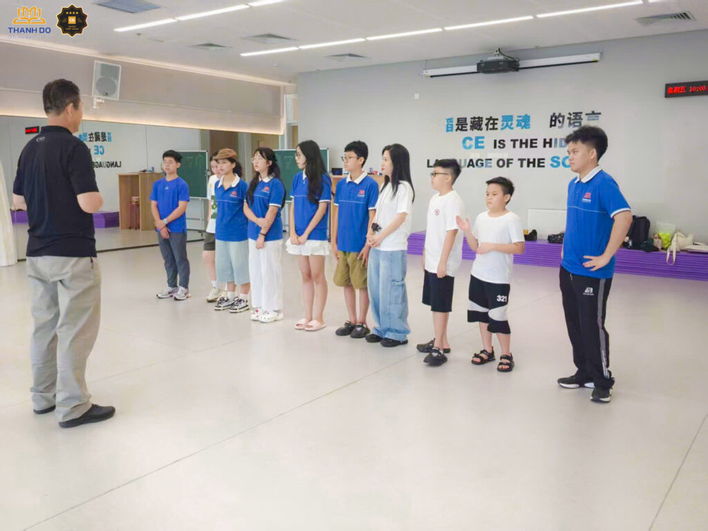 Giao tiếp trực tiếp cùng sinh viên Trung Quốc giúp người học thực hành tiếng Trung trong môi trường tự nhiên và tăng khả năng phản xạ ngôn ngữ.