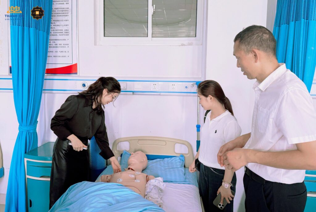 Sinh viên Thành Đô tìm hiểu mô hình đào tạo Điều dưỡng kết hợp giữa y học hiện đại và y học cổ truyền tại Đại học Hoàng Hải Thanh Đảo.