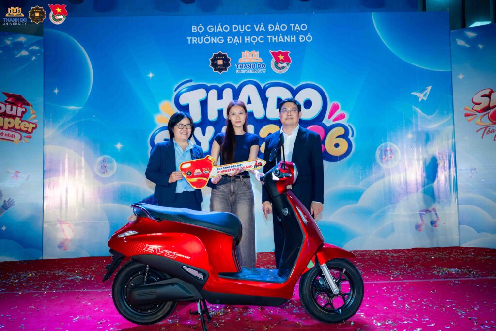 Tân sinh viên ngành Ngôn ngữ Anh – chủ nhân may mắn của chiếc xe máy điện VinFast tại THADO SAY HI 2026.