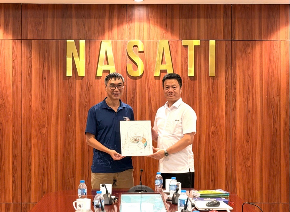 PGS. TS. Lê Minh Hà, đại viện Viện Nghiên cứu cao cấp về Toán trao tặng bức tranh lưu niệm cho TS. Trần Đắc Hiến, điện diện Cục Thông tin, Thống kê.