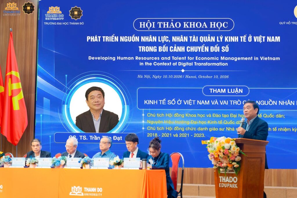 GS.TS. Trần Thọ Đạt – Chủ tịch Hội đồng Khoa học và Đào tạo Trường Đại học Kinh tế Quốc dân, nguyên Hiệu trưởng Trường Đại học Kinh tế Quốc dân, nguyên Chủ tịch Hội đồng Giáo sư Nhà nước ngành Kinh tế nhiệm kỳ 2018–2021 và 2021–2023 với tham luận “Kinh tế số ở Việt Nam và vai trò của nguồn nhân lực”.