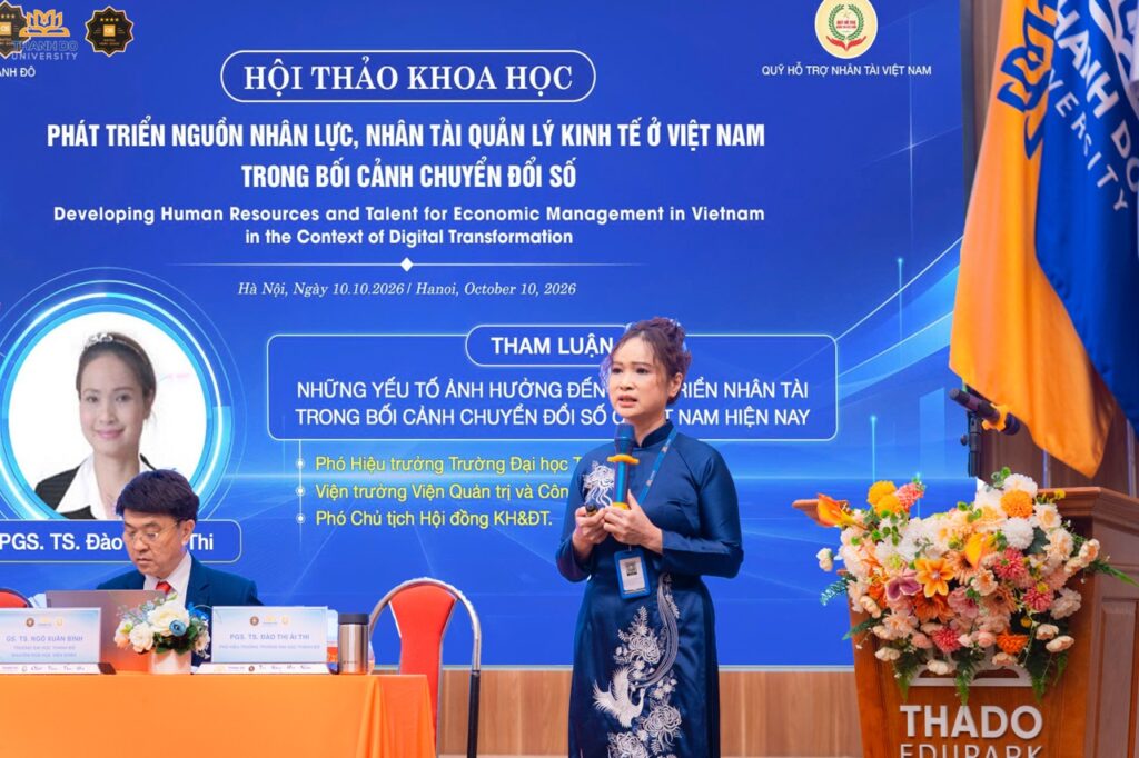 PGS.TS. Đào Thị Ái Thi – Phó Hiệu trưởng Trường Đại học Thành Đô, Viện trưởng Viện Quản trị và Công nghệ, Phó Chủ tịch Hội đồng Khoa học và Đào tạo trình bày tham luận “Những yếu tố ảnh hưởng đến phát triển nhân tài trong bối cảnh chuyển đổi số ở Việt Nam hiện nay”.