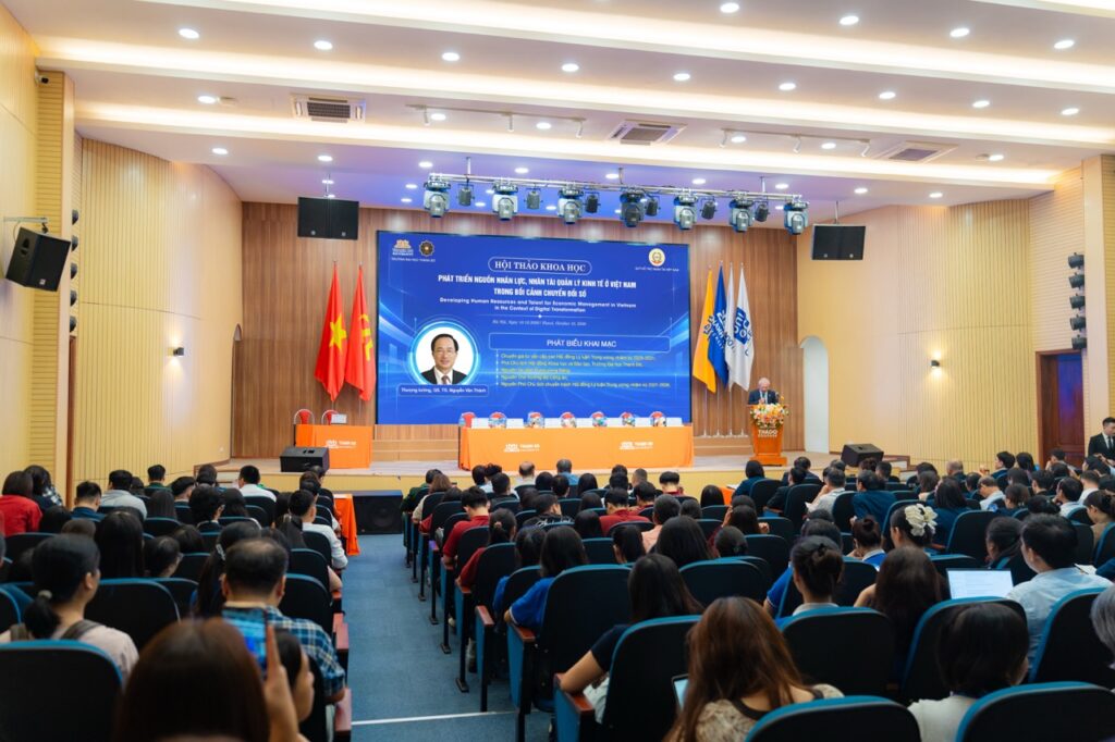 GS.TS. Nguyễn Văn Thành – Phó Chủ tịch Hội đồng Khoa học và Đào tạo, Trường Đại học Thành Đô khai mạc chương trình, định hướng các nội dung trao đổi tại Hội thảo.
