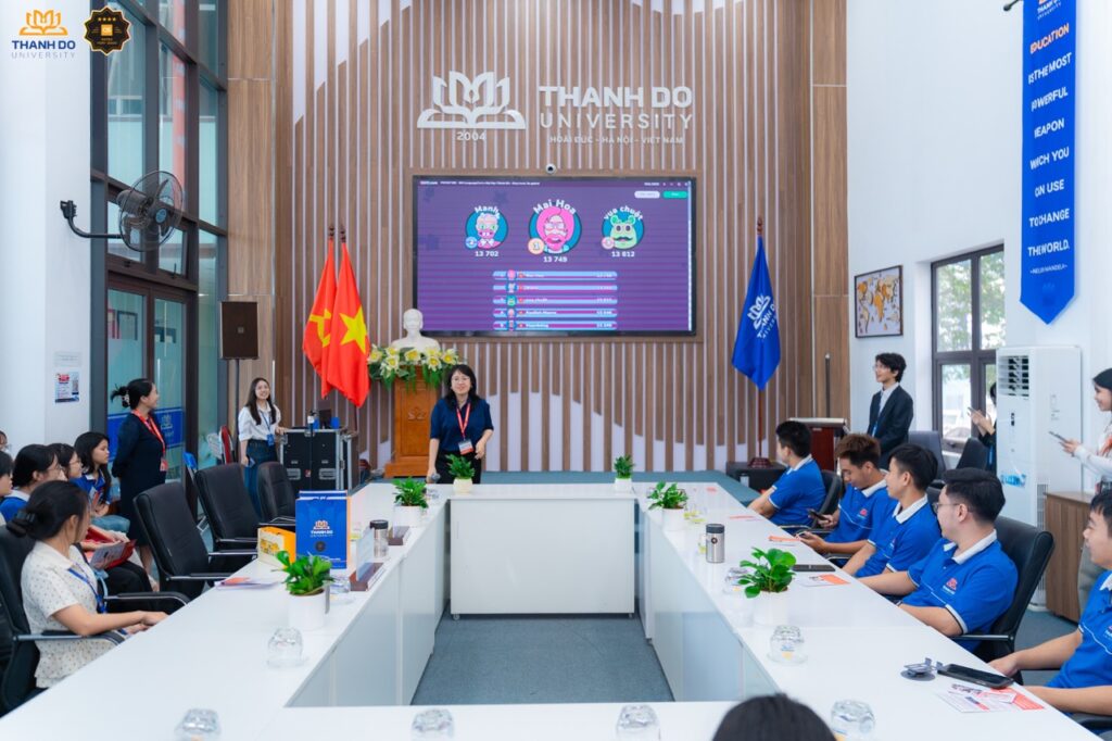 Đại diện EMI Group chia sẻ thông tin về bài thi LanguageCert và giải đáp thắc mắc của sinh viên.
