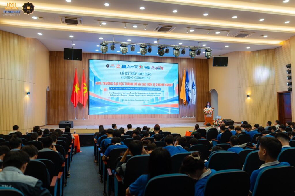 Sinh viên trao đổi nhiều thông tin về yêu cầu tuyển dụng tại các doanh nghiệp.