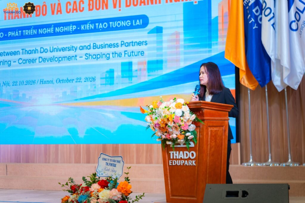 Đại diện doanh nghiệp chia sẻ về nhu cầu nhân lực và yêu cầu năng lực nghề nghiệp với sinh viên Trường Đại học Thành Đô.