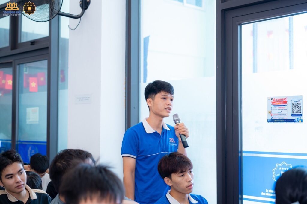 Sinh viên trao đổi thông tin, thắc mắc cùng các chuyên gia, đại diện.